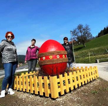 Velikonočna dekoracija ob cesti na Brdinjah (5)